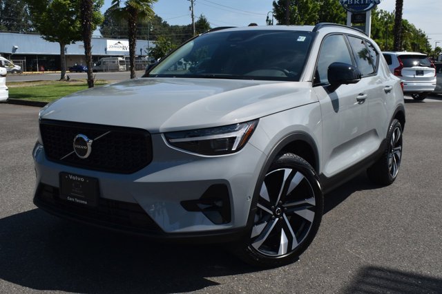 2025 Volvo XC40 Plus Dark Theme
